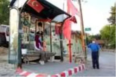 Otobüs durağını evi gibi süsledi Otobüs durağını evi gibi süsledi
