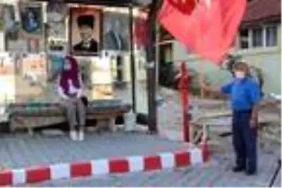 Otobüs durağını evi gibi süsledi Otobüs durağını evi gibi süsledi