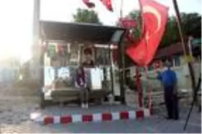 Otobüs durağını evi gibi süsledi Otobüs durağını evi gibi süsledi