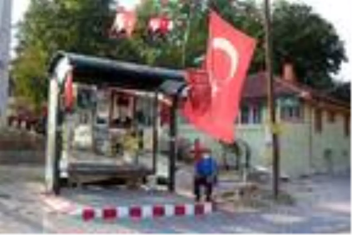 Otobüs durağını evi gibi süsledi