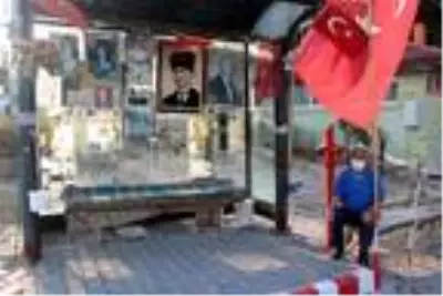 Otobüs durağını evi gibi süsledi Otobüs durağını evi gibi süsledi