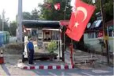 Otobüs durağını evi gibi süsledi Otobüs durağını evi gibi süsledi
