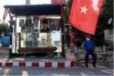 Otobüs durağını evi gibi süsledi Otobüs durağını evi gibi süsledi