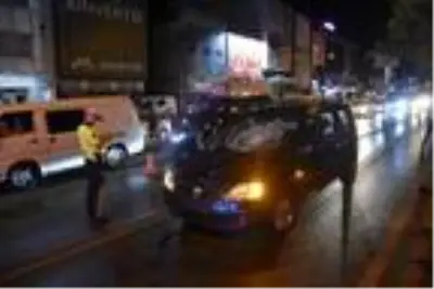 Yolun karşısına geçmeye çalışırken otomobil çarpan yaya, metrelerce sürüklendi Yolun karşısına geçmeye çalışırken otomobil çarpan yaya, metrelerce sürüklendi