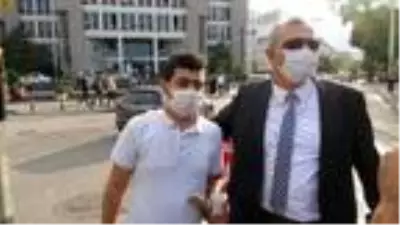 Polisin ceza yazıp maske verdiği kişi, 5 dakika sonra yine maskesiz yakalandı Polisin ceza yazıp maske verdiği kişi, 5 dakika sonra yine maskesiz yakalandı