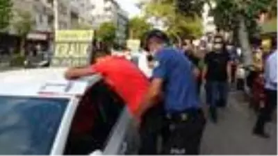Polisin ceza yazıp, maske verdiği kişi, 5 dakika sonra yine maskesiz yakalandı Polisin ceza yazıp, maske verdiği kişi, 5 dakika sonra yine maskesiz yakalandı