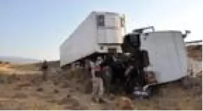 Şarampole devrilen TIR'ın şoförü yaralandı Şarampole devrilen TIR'ın şoförü yaralandı