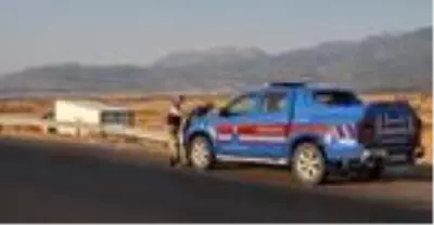 Şarampole devrilen TIR'ın şoförü yaralandı Şarampole devrilen TIR'ın şoförü yaralandı
