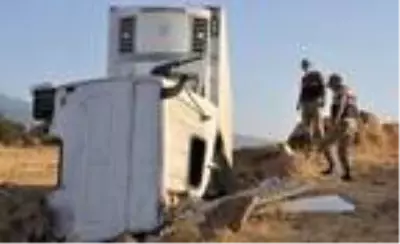 Şarampole devrilen TIR'ın şoförü yaralandı Şarampole devrilen TIR'ın şoförü yaralandı