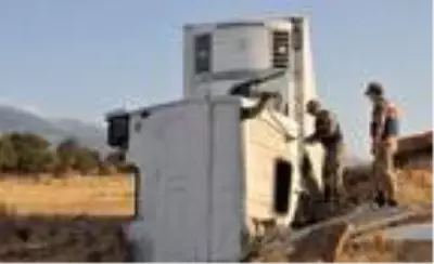 Şarampole devrilen TIR'ın şoförü yaralandı Şarampole devrilen TIR'ın şoförü yaralandı