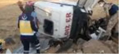 Şarampole devrilen TIR'ın şoförü yaralandı Şarampole devrilen TIR'ın şoförü yaralandı