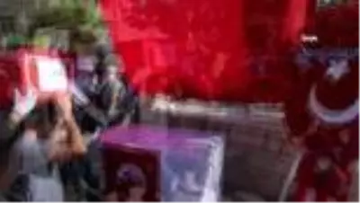 Son dakika! Şehit polis memuru Onur Küçük son yolculuğuna uğurlandı Son dakika! Şehit polis memuru Onur Küçük son yolculuğuna uğurlandı