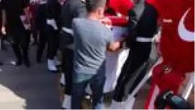 Son dakika! Şehit polis memuru Onur Küçük son yolculuğuna uğurlandı Son dakika! Şehit polis memuru Onur Küçük son yolculuğuna uğurlandı