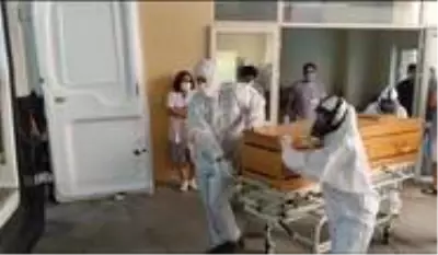 Koronaya yenik düşen Şehri ebenin cenazesi, hastaneden meslektaşlarının gözü önünde çıkartıldı Koronaya yenik düşen Şehri ebenin cenazesi, hastaneden meslektaşlarının gözü önünde çıkartıldı