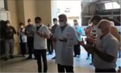 Koronaya yenik düşen Şehri ebenin cenazesi, hastaneden meslektaşlarının gözü önünde çıkartıldı Koronaya yenik düşen Şehri ebenin cenazesi, hastaneden meslektaşlarının gözü önünde çıkartıldı