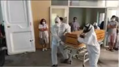 Koronaya yenik düşen Şehri ebenin cenazesi, hastaneden meslektaşlarının gözü önünde çıkartıldı Koronaya yenik düşen Şehri ebenin cenazesi, hastaneden meslektaşlarının gözü önünde çıkartıldı
