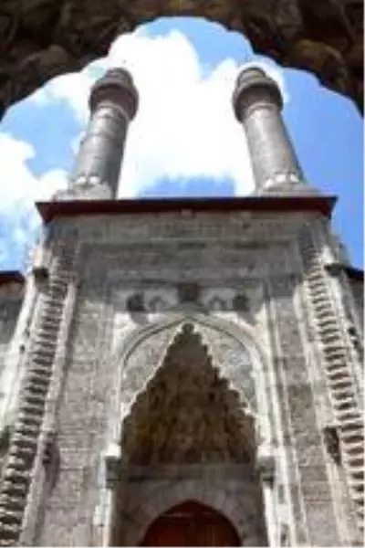 Selçuklu ve Moğollar arasındaki güç gösterisi 'Medrese' olup yüks Selçuklu ve Moğollar arasındaki güç gösterisi 'Medrese' olup yüks