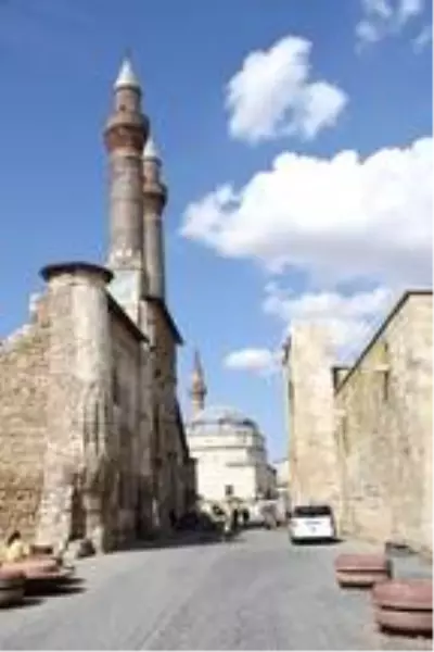 Selçuklu ve Moğollar arasındaki güç gösterisi 'Medrese' olup yüks Selçuklu ve Moğollar arasındaki güç gösterisi 'Medrese' olup yüks