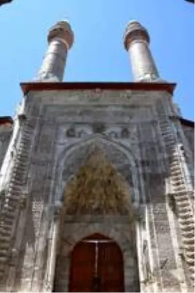 Selçuklu ve Moğollar arasındaki güç gösterisi 'Medrese' olup yüks Selçuklu ve Moğollar arasındaki güç gösterisi 'Medrese' olup yüks