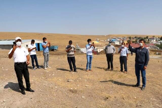 Sinyal yakalayabilmek için 500 metre yol yürüyorlar Sinyal yakalayabilmek için 500 metre yol yürüyorlar