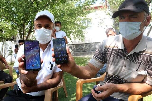 Sinyal yakalayabilmek için 500 metre yol yürüyorlar Sinyal yakalayabilmek için 500 metre yol yürüyorlar