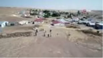 Henüz 3G ile bile tanışamayan köy halkı sinyal yakalayabilmek için 500 metre yol yürüyorlar Henüz 3G ile bile tanışamayan köy halkı sinyal yakalayabilmek için 500 metre yol yürüyorlar