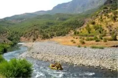 Şırnak'ta sosyal mesafeli rafting Şırnak'ta sosyal mesafeli rafting