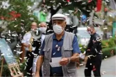 Vatandaşlara korkutan sürpriz...Aniden ortaya çıktılar, maskesini doğru takanları tiyatro bileti... Vatandaşlara korkutan sürpriz...Aniden ortaya çıktılar, maskesini doğru takanları tiyatro bileti...