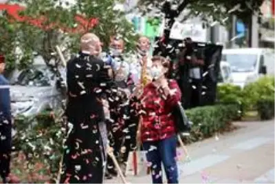 Vatandaşlara korkutan sürpriz...Aniden ortaya çıktılar, maskesini doğru takanları tiyatro bileti... Vatandaşlara korkutan sürpriz...Aniden ortaya çıktılar, maskesini doğru takanları tiyatro bileti...