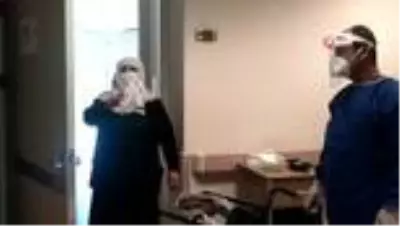 Taburcu olan yaşlı kadın, sağlık çalışanlarına böyle teşekkür etti Taburcu olan yaşlı kadın, sağlık çalışanlarına böyle teşekkür etti