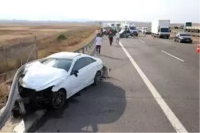 Yoldaki lastiğe çarpmamak için manevra yapan sürücü, hayatını kaybetti Yoldaki lastiğe çarpmamak için manevra yapan sürücü, hayatını kaybetti