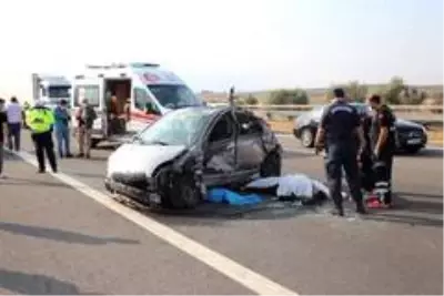 Yoldaki lastiğe çarpmamak için manevra yapan sürücü, hayatını kaybetti Yoldaki lastiğe çarpmamak için manevra yapan sürücü, hayatını kaybetti