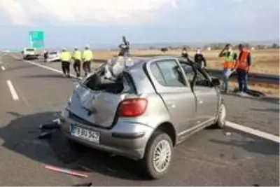 Yoldaki lastiğe çarpmamak için manevra yapan sürücü, hayatını kaybetti Yoldaki lastiğe çarpmamak için manevra yapan sürücü, hayatını kaybetti