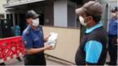 Temizlik işçisi bulduğu para dolu poşeti polise teslim etti Temizlik işçisi bulduğu para dolu poşeti polise teslim etti