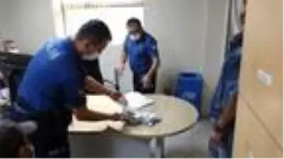 Temizlik işçisi bulduğu para dolu poşeti polise teslim etti Temizlik işçisi bulduğu para dolu poşeti polise teslim etti