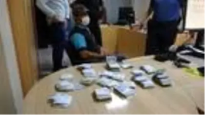 Temizlik işçisi bulduğu para dolu poşeti polise teslim etti Temizlik işçisi bulduğu para dolu poşeti polise teslim etti