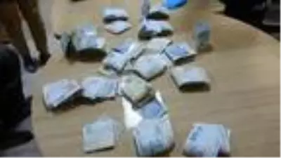 Temizlik işçisi bulduğu para dolu poşeti polise teslim etti Temizlik işçisi bulduğu para dolu poşeti polise teslim etti