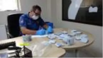 Temizlik işçisi bulduğu para dolu poşeti polise teslim etti Temizlik işçisi bulduğu para dolu poşeti polise teslim etti