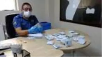 Temizlik işçisi bulduğu para dolu poşeti polise teslim etti Temizlik işçisi bulduğu para dolu poşeti polise teslim etti