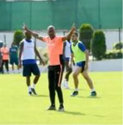 Trabzonspor'da Newton'dan 'sıkı pres' uyarısı Trabzonspor'da Newton'dan 'sıkı pres' uyarısı