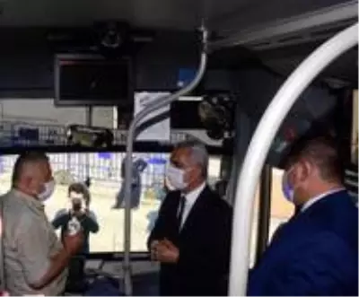 Validen PTT çalışanlarına maske ve sosyal mesafe fırçası