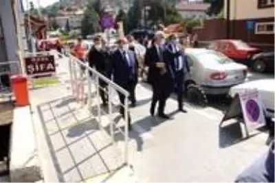 Validen PTT çalışanlarına maske ve sosyal mesafe fırçası