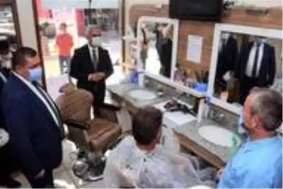 Validen PTT çalışanlarına maske ve sosyal mesafe fırçası