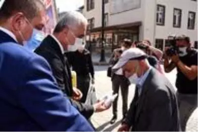 Validen PTT çalışanlarına maske ve sosyal mesafe fırçası