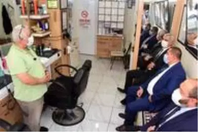Validen PTT çalışanlarına maske ve sosyal mesafe fırçası
