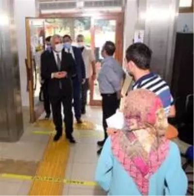 Validen PTT çalışanlarına maske ve sosyal mesafe fırçası