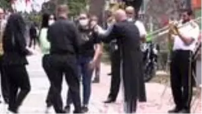 Vatandaşlara korkutan sürpriz...Aniden ortaya çıktılar, maskesini doğru takanları tiyatro bileti... Vatandaşlara korkutan sürpriz...Aniden ortaya çıktılar, maskesini doğru takanları tiyatro bileti...