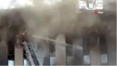 Yangın sırasında park halindeki aracı elleriyle kaldırarak kurtardılar Yangın sırasında park halindeki aracı elleriyle kaldırarak kurtardılar