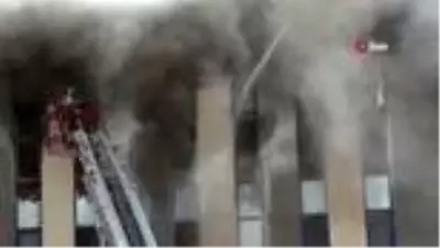 Yangın sırasında park halindeki aracı elleriyle kaldırarak kurtardılar Yangın sırasında park halindeki aracı elleriyle kaldırarak kurtardılar