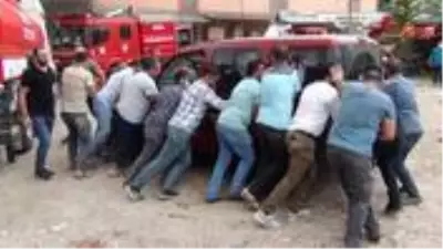 Yangın sırasında park halindeki aracı elleriyle kaldırarak kurtardılar Yangın sırasında park halindeki aracı elleriyle kaldırarak kurtardılar